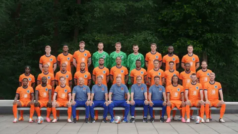 “蓝军点球失守引热议，莫雷坎比门线争议不断”