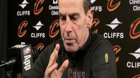 詹姆斯两位教练风格差异显著：一严一宽